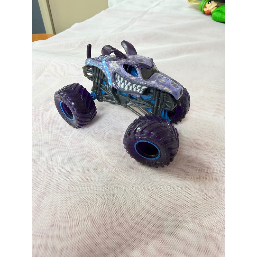 Monster Jam Monster Mutt Dalmatian Galaxy Edition Purple Glitter Truck 1:64